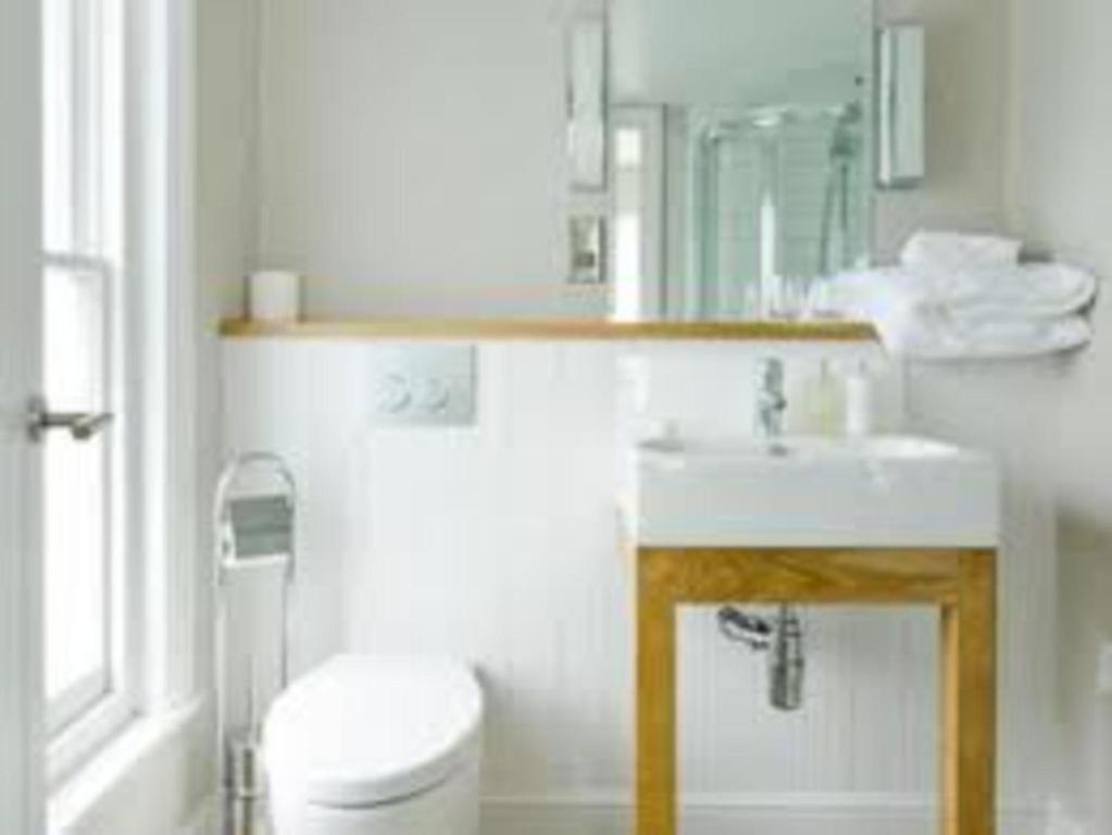 Fox And Grapes Hotel London Room photo